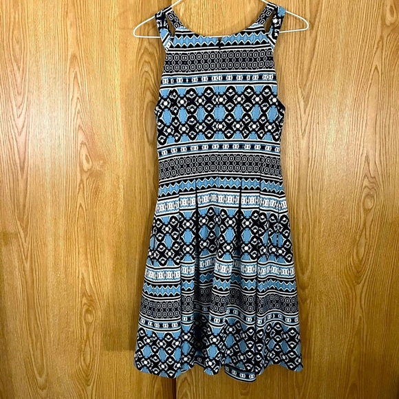 Vince Cumato Blue/ White Pattern Sleeveless Swing Midi Dress - Picture 2 of 3